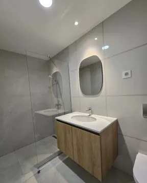 Moderno opremljeno kupatilo sa umivaonikom i tuš kabinom. - image 4