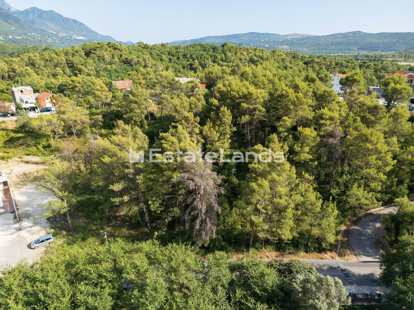 Pogled iz vazduha na šumoviti plac i okolno područje.