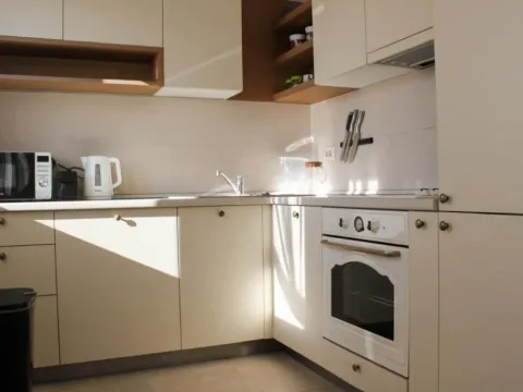 Izdavanje, dvosoban stan, 100m², Centar, Tivat - image 2