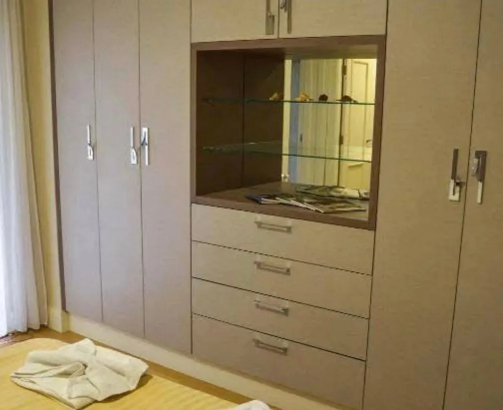 Spavaća soba sa velikim ugradnim plakarom i fiokama.