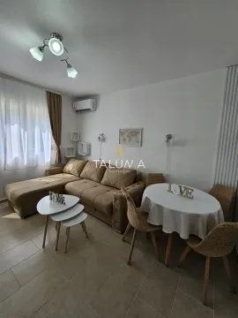Dnevna soba sa ugaonom garniturom i trpezarijskim stolom. - image 3