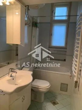 Kupatilo opremljeno sanitarijama, kadom i ormarićem sa ogledalom. - image 19