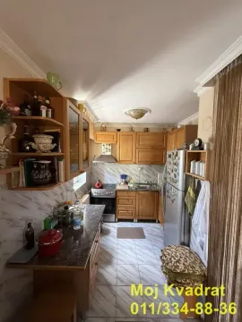 Manja kuhinja sa drvenim elementima i frižiderom. - image 16