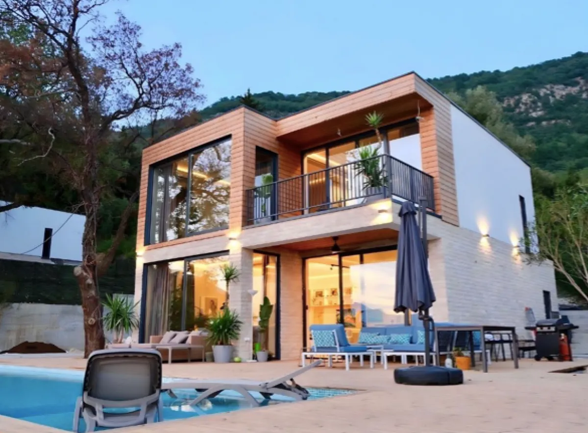 Prodaja, četvorosoban stan, 236m², Tivat, Crna Gora