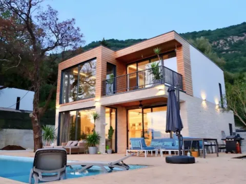 Prodaja, četvorosoban stan, 236m², Tivat, Crna Gora