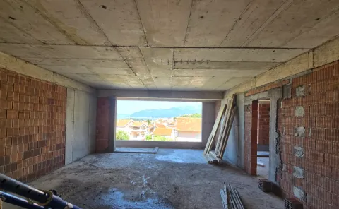 Nepreuređena prostorija u izgradnji sa pogledom na naselje. - image 3