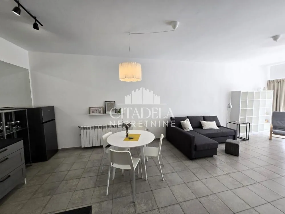 Izdavanje, jednosoban stan, 55m², Resnik, Beograd