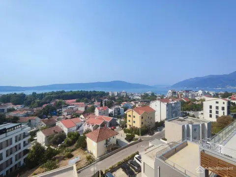 Pogled sa terase na naselje, more i planine u daljini. - image 5