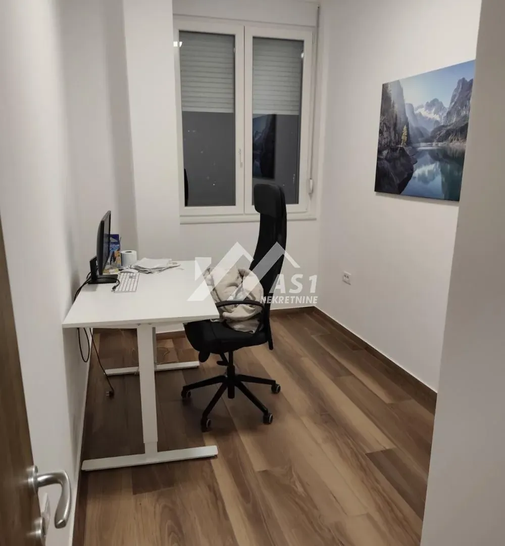 Izdavanje, četvorosoban stan, 100m², Centar, Novi Sad