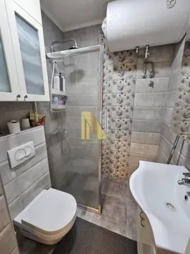 Manje kupatilo sa tuš kabinom, umivaonikom, WC šoljom i bojlerom. - image 18