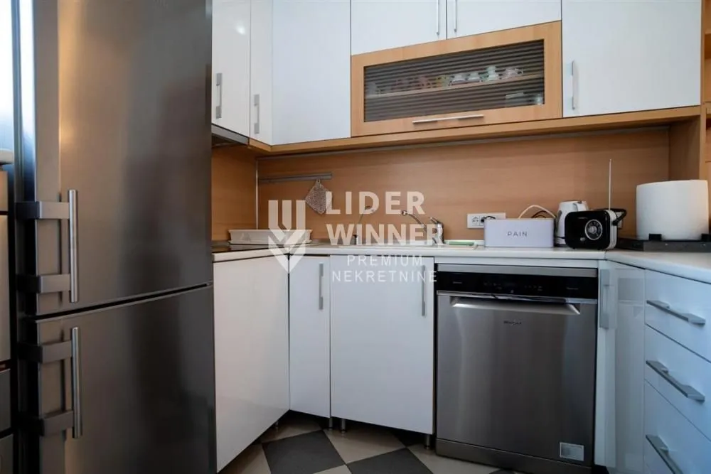 Izdavanje, četvorosoban stan, 130m², Stari Grad, Beograd