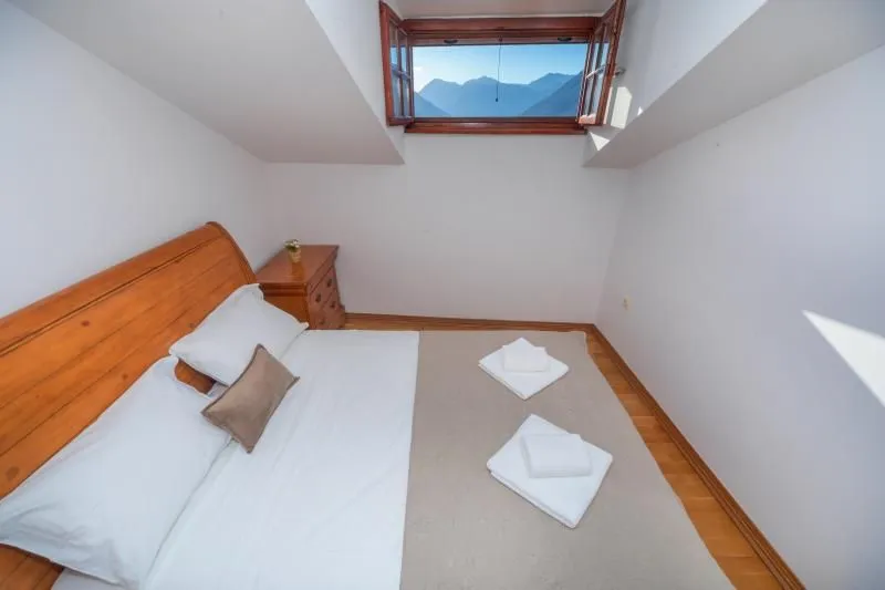 Rent, house, 292m², Kotor, Crna Gora