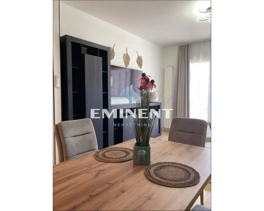 Izdavanje, trosoban stan, 75m², Savski Venac, Beograd
