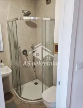 Pogled na kupatilo sa tuš kabinom i sanitarijama. - image 7