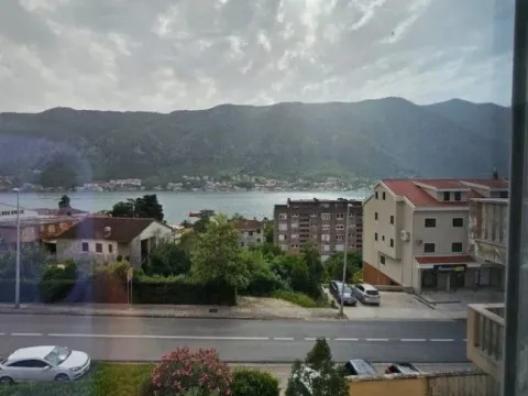 Izdavanje, trosoban stan, 80m², Dobrota, Kotor - image 2