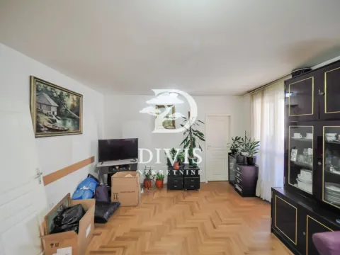 Dnevna soba sa parketom na podu i nameštajem. - image 3
