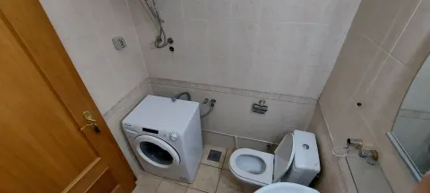 Malo kupatilo sa toaletom i veš mašinom. - image 4