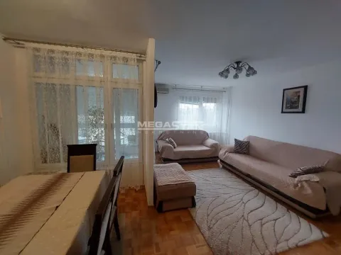 Dnevna soba sa garniturom i trpezarijskim stolom. - image 3