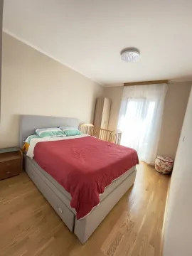 Svijetla spavaća soba sa bračnim krevetom i krevecom. - image 3