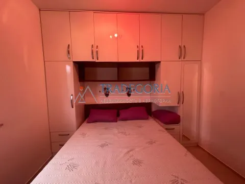 Spavaća soba sa bračnim krevetom i ugradnim ormarima. - image 13