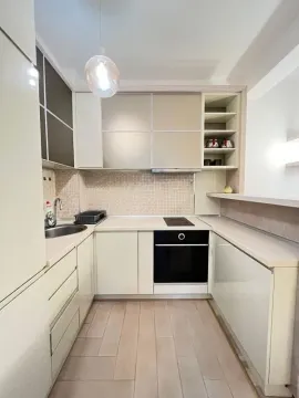 Kompaktna kuhinja u obliku slova U sa ugradnim aparatima i mozaik pločicama. - image 6