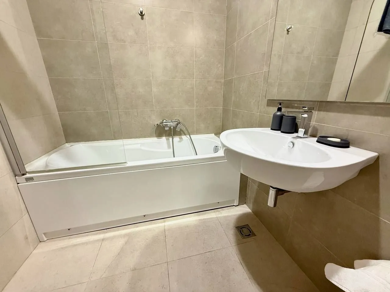 Izdavanje, jednosoban stan, 70m², Centar, Budva