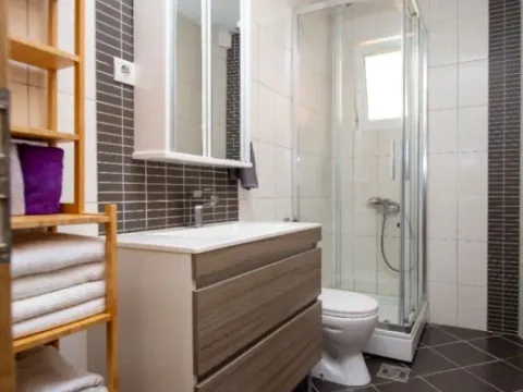 Rent, two bedroom apartment, 90m², Petrovac, Budva - image 8