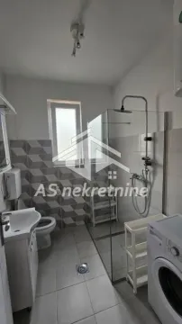 Kupatilo sa tuš kabinom, umivaonikom, WC šoljom i veš mašinom. - image 4