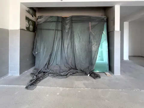 Unutrašnjost nekretnine u izgradnji sa zaštitnom folijom preko otvora. - image 7