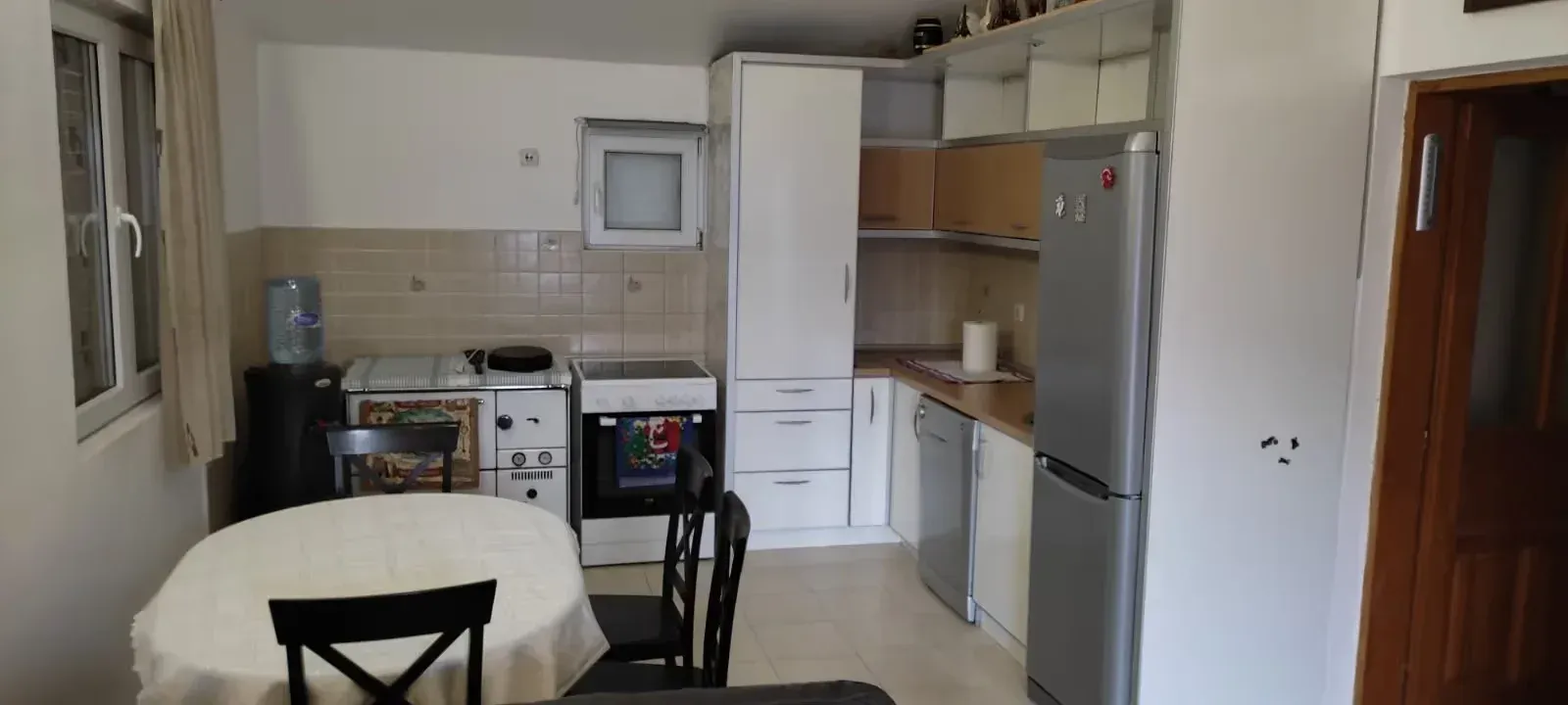 Kitchen with a dining table and fitted units.