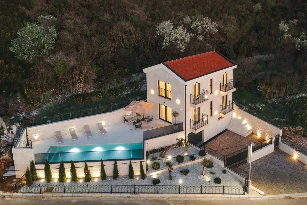 Rent, house, 180m², Blizikuće, Budva