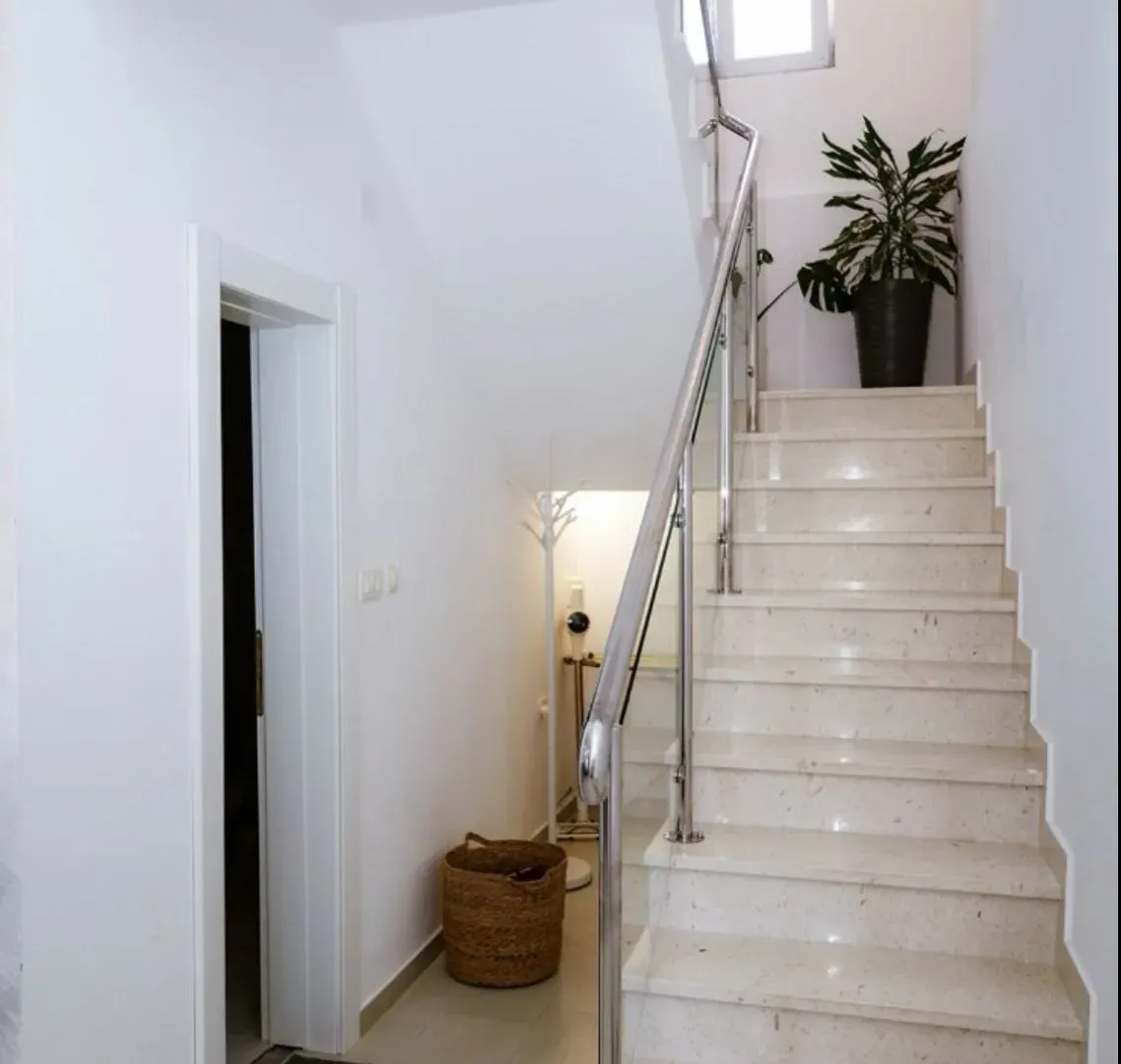 Izdavanje, kuća, 170m², Bigova, Kotor
