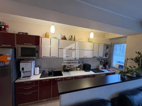 Kuhinja sa bijelim i bordo elementima i šankom. - image 9