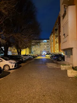 Noćni pogled na parking ispred stambene zgrade. - image 10