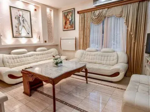 Izdavanje, kuća, 300m², Bečići, Budva - image 13