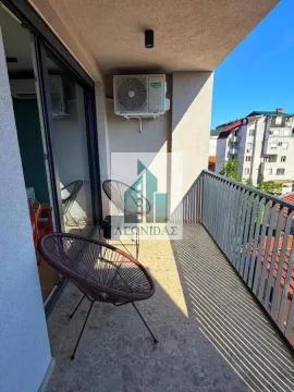 Natkriveni balkon sa stolicama i klima uređajem. - image 3