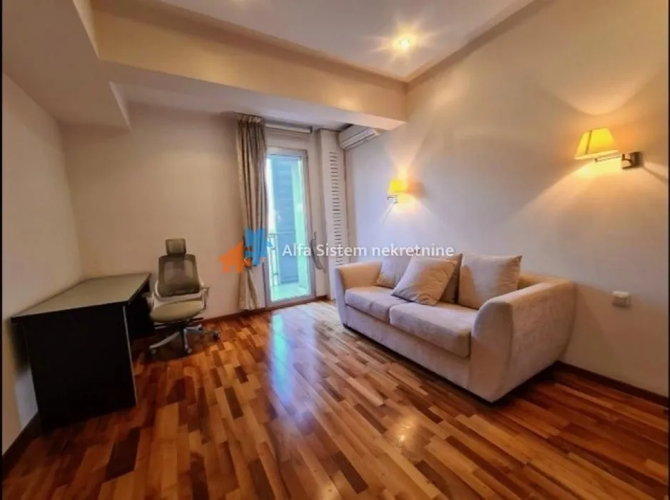 Izdavanje, trosoban stan, 130m², Stari Grad, Beograd