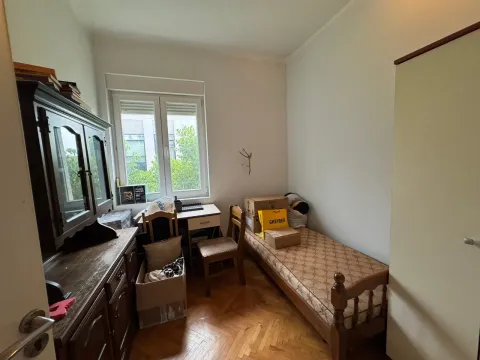 Manja soba sa krevetom, radnim stolom i namještajem. - image 3