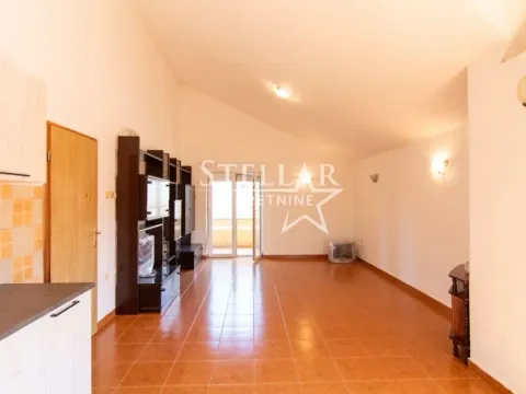 Izdavanje, trosoban stan, 85m2, Blok 9, Podgorica Izdavanje, trosoban stan, 85m2, Blok 9, Podgorica