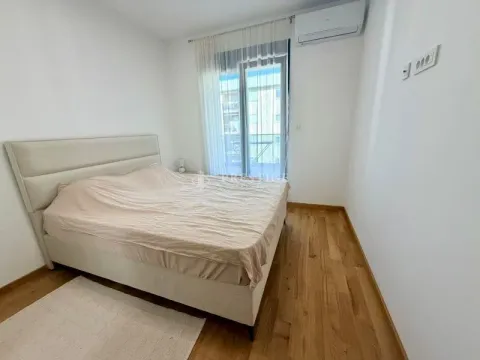 Svjetla i uredna spavaća soba sa bračnim krevetom i izlazom na terasu. - image 4