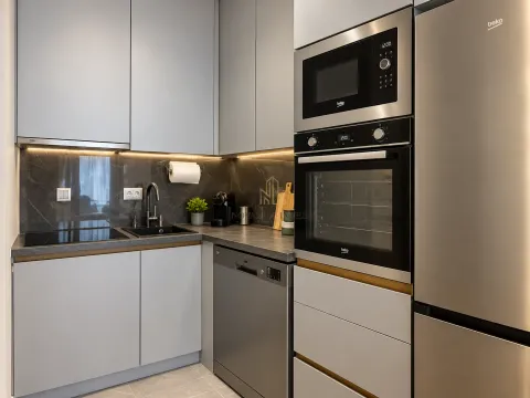 Moderna kuhinja sa ugradnim uređajima i sivim elementima. - image 7