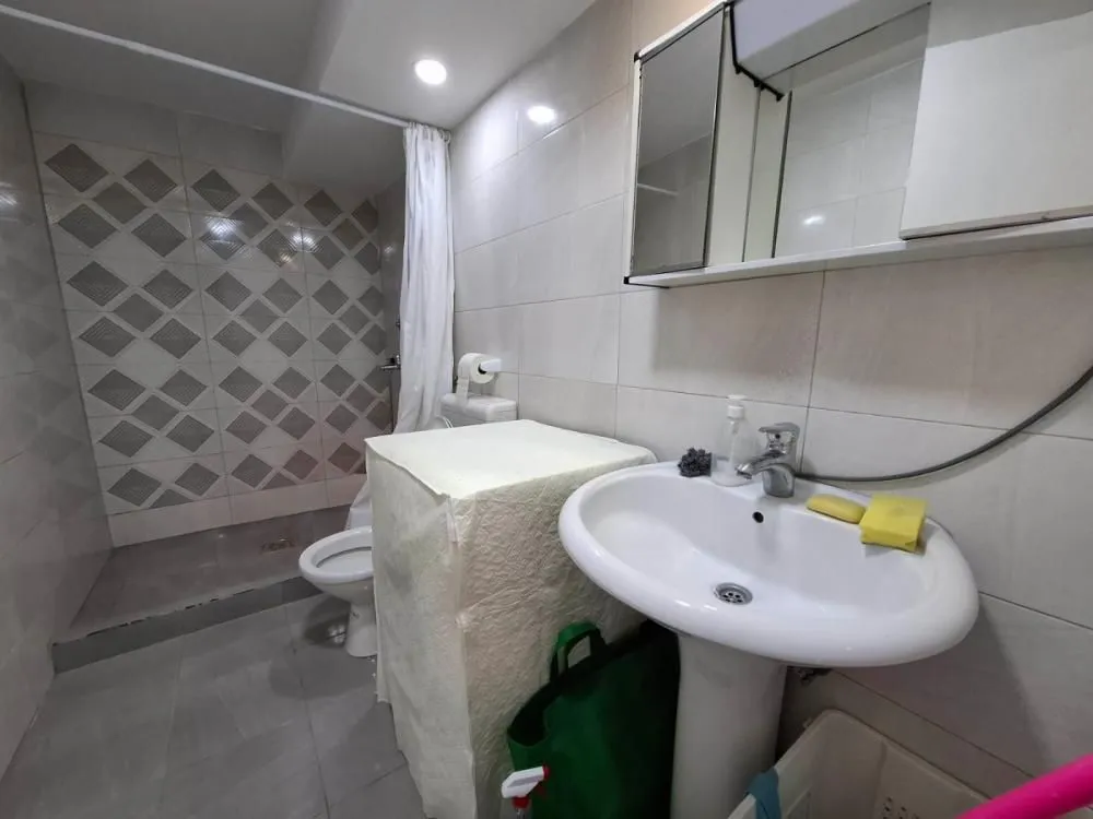 Manje kupatilo sa umivaonikom, tuš kabinom i wc šoljom.