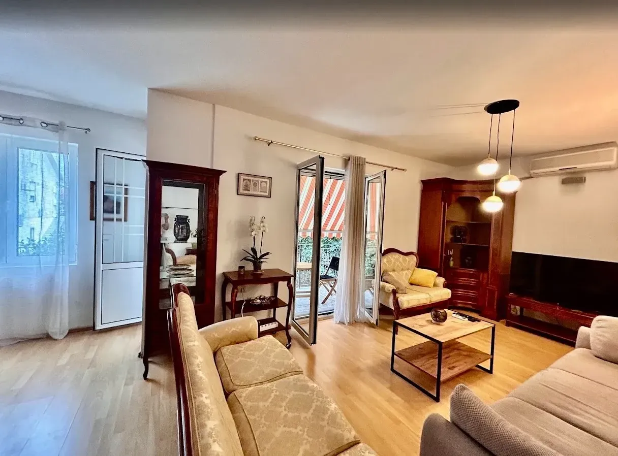 Izdavanje, stan, 100m², Tivat, Crna Gora