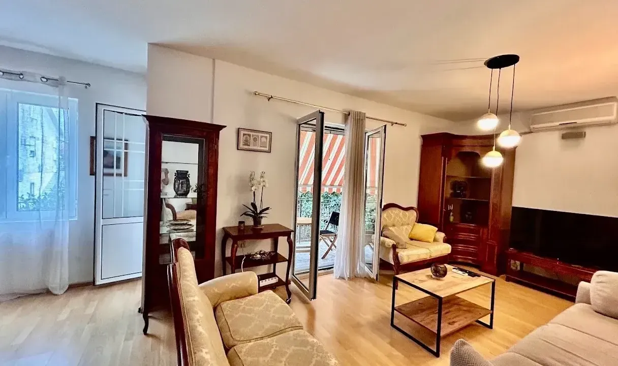 Izdavanje, stan, 100m², Tivat, Crna Gora