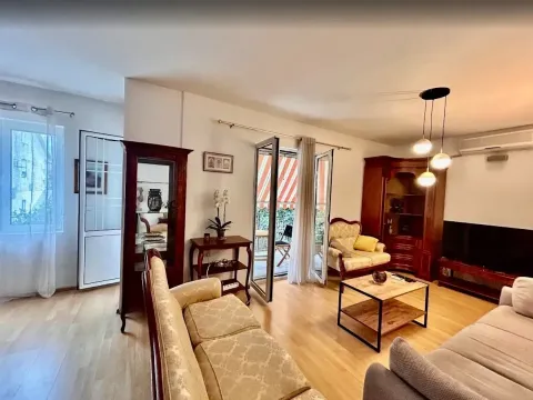 Izdavanje, stan, 100m², Tivat, Crna Gora - image 1