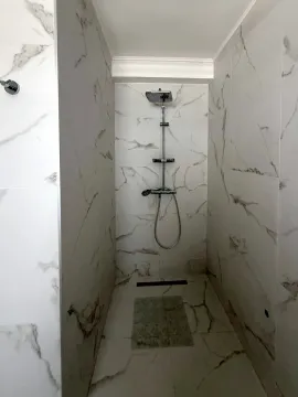 Moderne tuš kabina sa mermernim pločicama i tuš sistemom. - image 4