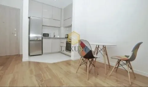Moderna kuhinja sa trpezarijskim stolom i stolicama. - image 7