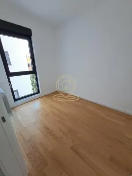 Prazna soba sa parketom na podu i velikim prozorom. - image 4