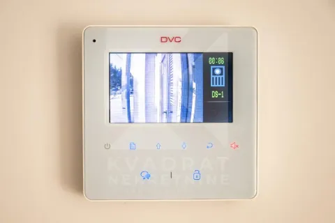 Wall-mounted intercom device with a screen. - image 8