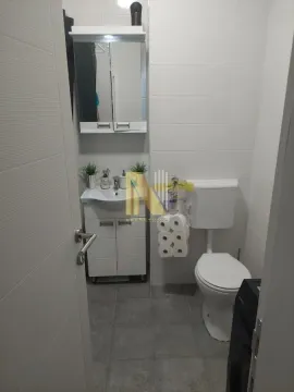 Manje kupatilo sa umivaonikom, ormarićem, ogledalom i toaletom. - image 14